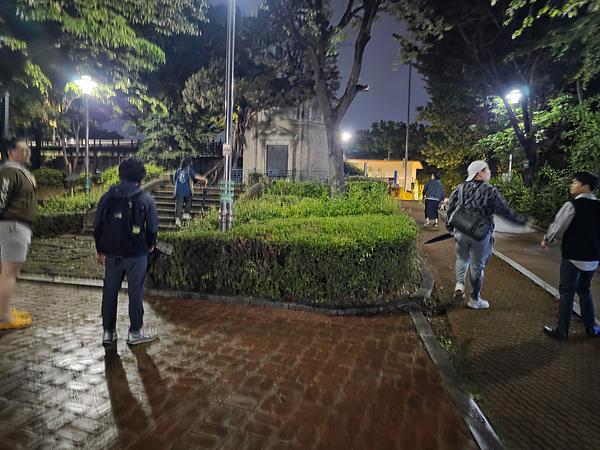 송현근린공원에는 과거 달동네였던 수도국산의 모습을 잘 구현한 박물관이 위치해있고 인천 최초의 상수도 시설인 ;송현 배수지 제수변실이 문화유산으로 남아있다. 제수변실로 올라가는 길목에는 아름다운 산책길들이 연결되어 있는데  눈을 즐겁게하는 꽃밭인 생태하늘공원, 아이들을 위한 놀이터, 러닝트랙, 숲길산책로 등 작지만 알차게 산책코스가 구성되어 있어 산책하기 정말 좋은 장소이다. 사진