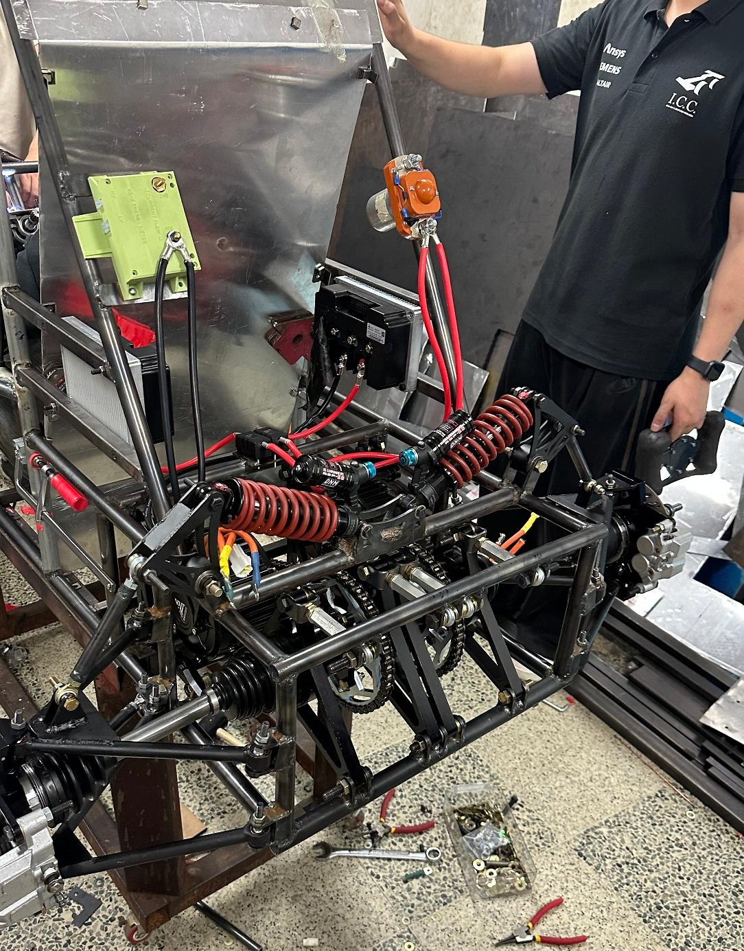 차량에 장착한 전자장비 및 파워트레인 사진